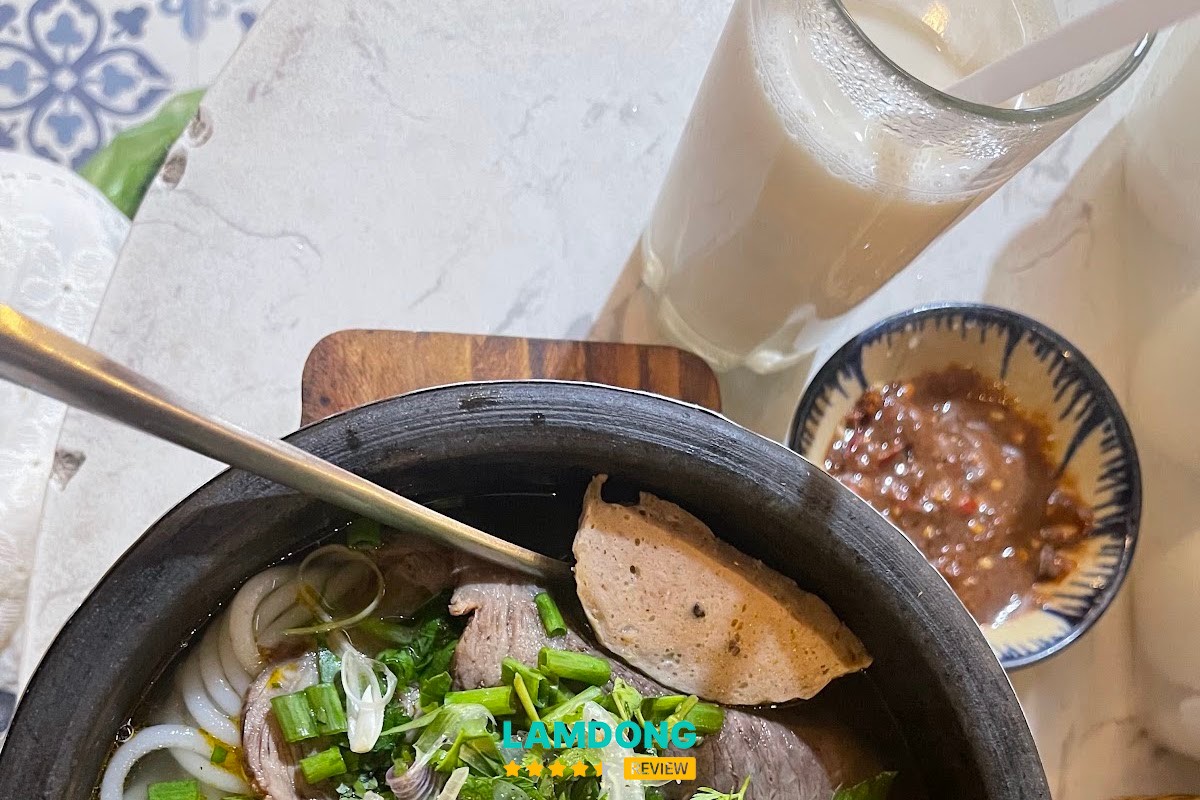 Thố bún bò nóng tại Nhà Chung