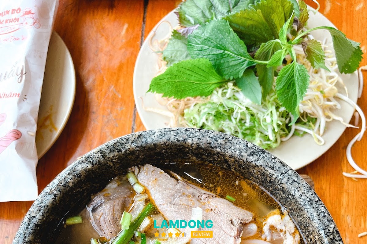 Không gian Bún bò bốc khói Đoàn Viên
