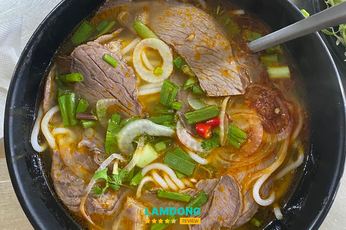 Không gian Bún Bò Huế Hương Nguyễn Đình Chiểu