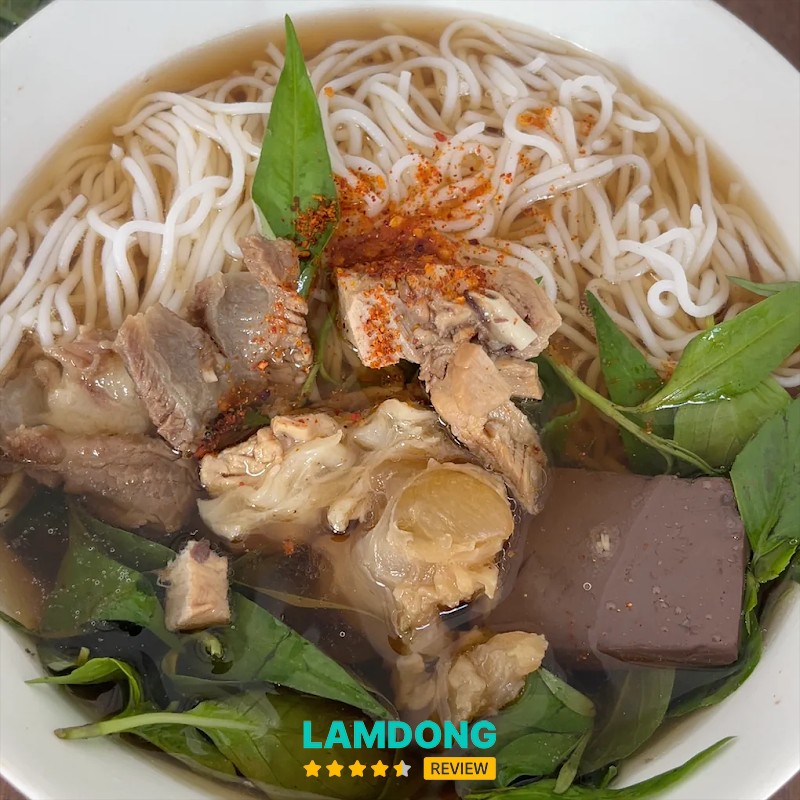 Không gian Bún Bò Rau Răm Bố Già