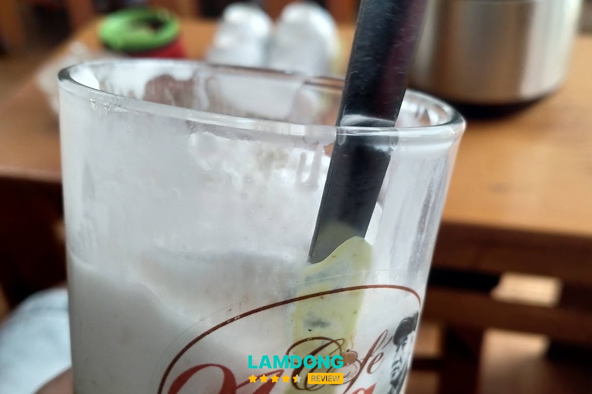 Đồ uống và món ngọt tại Cafe Nga