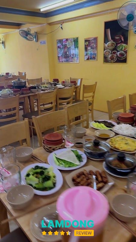 Mâm cơm tại Cơm niêu Toàn Phát