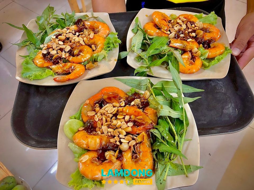 Không gian Cơm niêu Toàn Phát