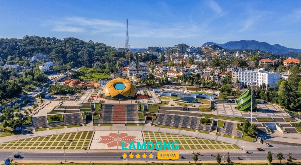 Quảng trường Lâm Viên với biểu tượng hoa dã quỳ và nụ atiso