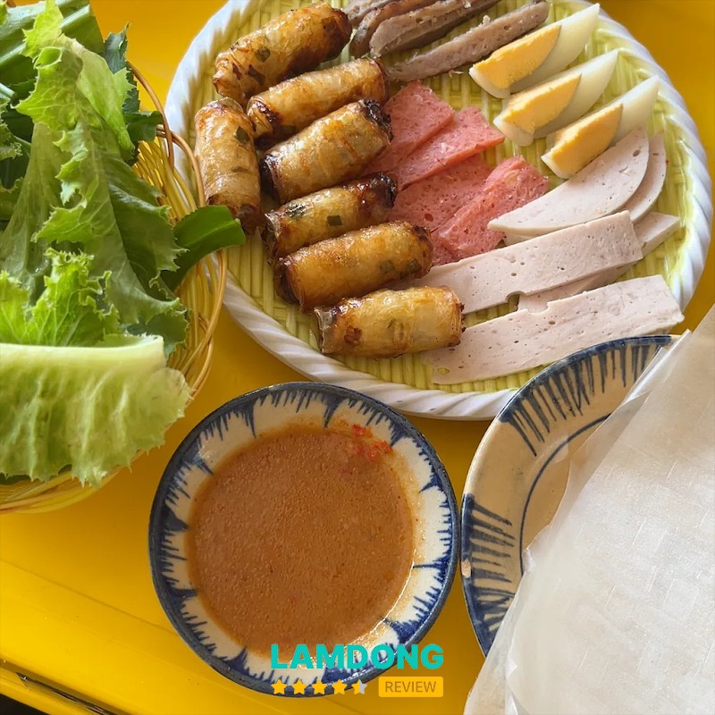 Cô Hường Mũi Né – rau sống và nước chấm