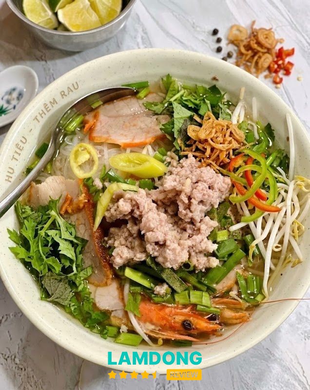 Hủ tiếu mì tại Tiệm Mì Hạnh Phúc