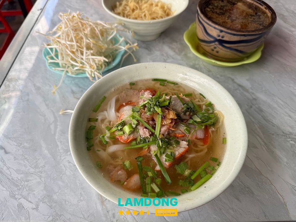 Không gian Tiệm Mì Hạnh Phúc