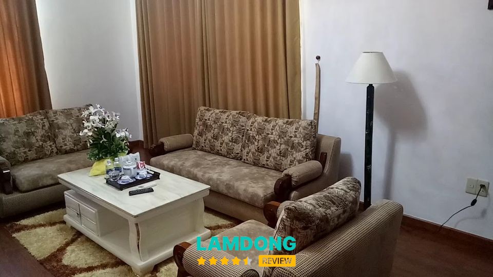Hồ bơi tại Khách Sạn Đồi Dương