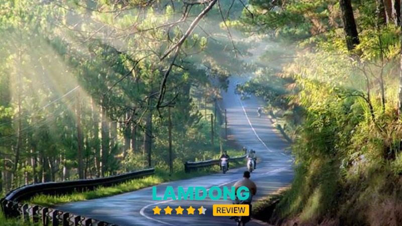 Xe máy di chuyển trên con đường dốc ở Đà Lạt