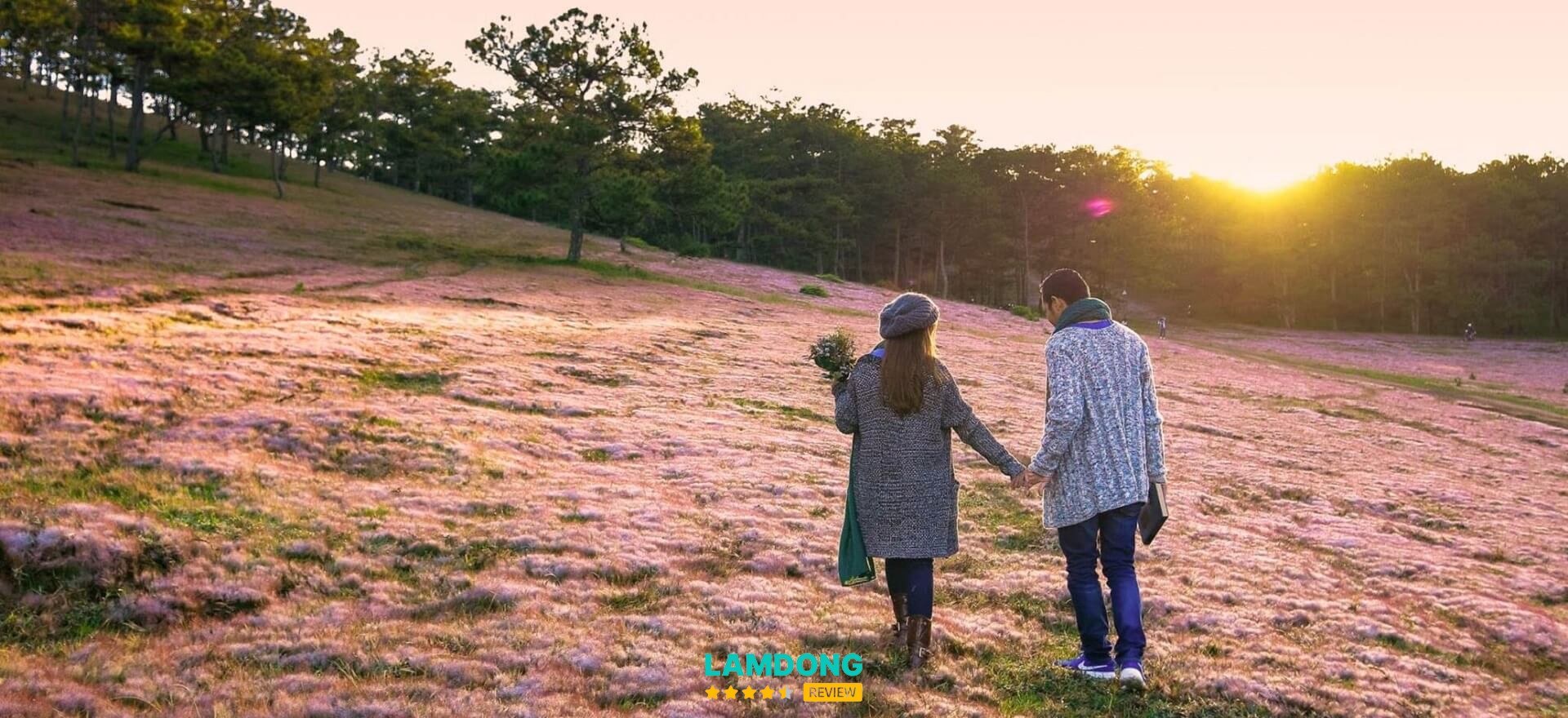 Vali du lịch Đà Lạt với áo ấm, giày thể thao, ô và máy ảnh