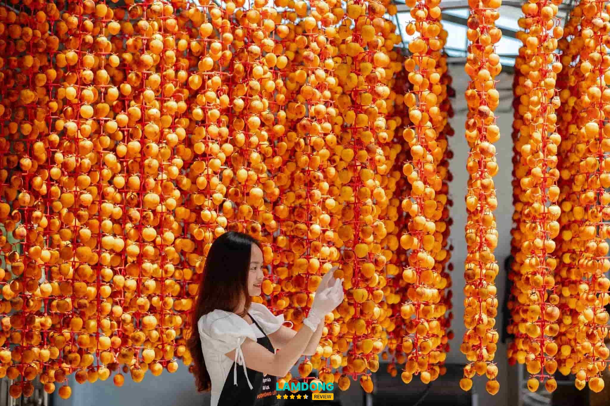 Đặc sản Đà Lạt làm quà gồm dâu tây, trà atiso, mứt và rau củ sấy