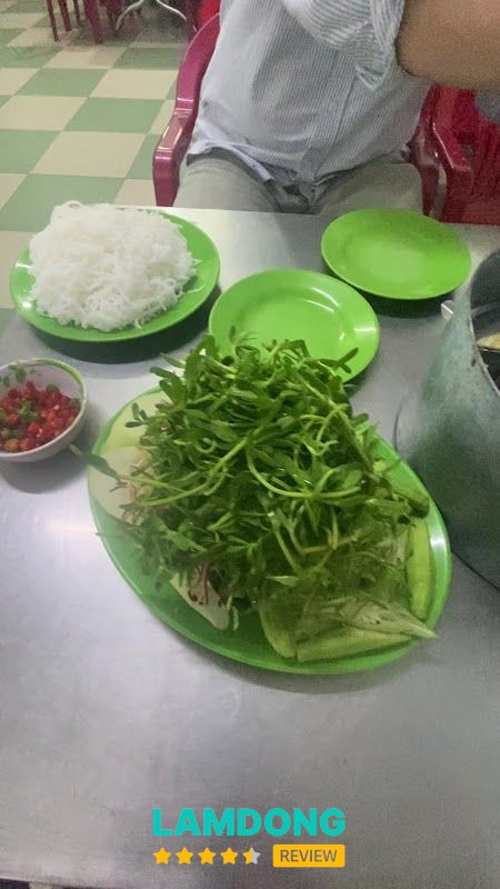 Nồi lẩu cá tại May Huệ