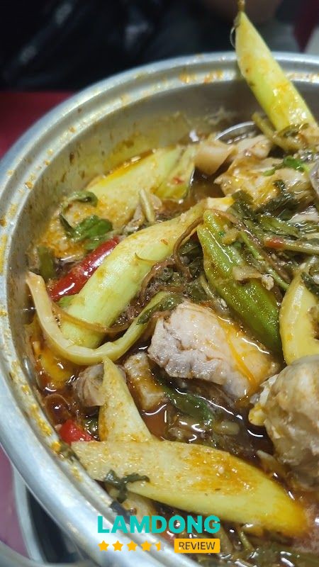 Nồi lẩu cá tại Sáng Nhỏ