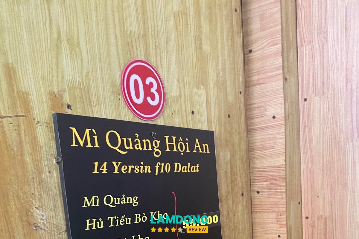 Bảng món tại Mì quảng Hội An Yersin