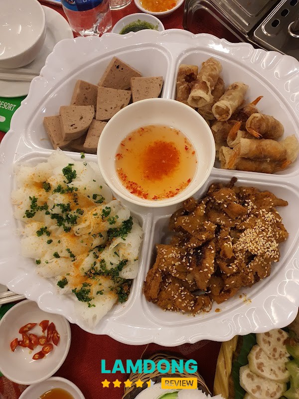 Nhà hàng Lodge – hồ nước thoáng mát