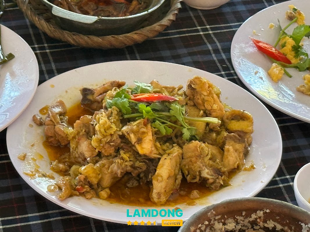 Cơm Niêu Sơn Mã – không gian ven hồ