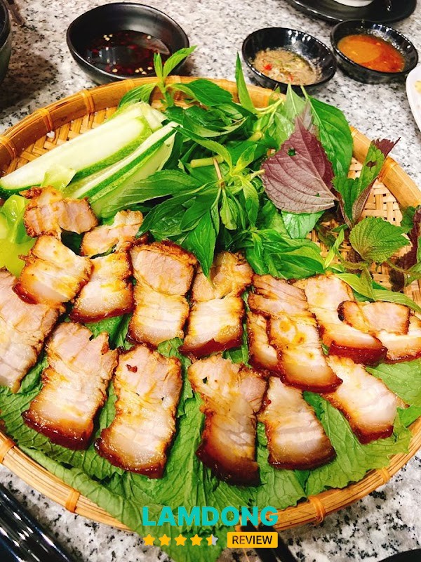 Không gian Cơm Niêu Trinh Uy