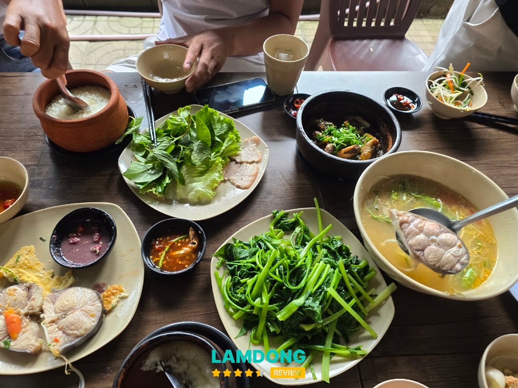 Món ăn tại Cơm Niêu Trinh Uy