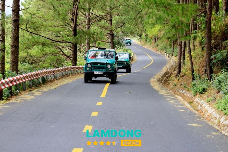 Xe Jeep đưa du khách lên núi Langbiang Đà Lạt