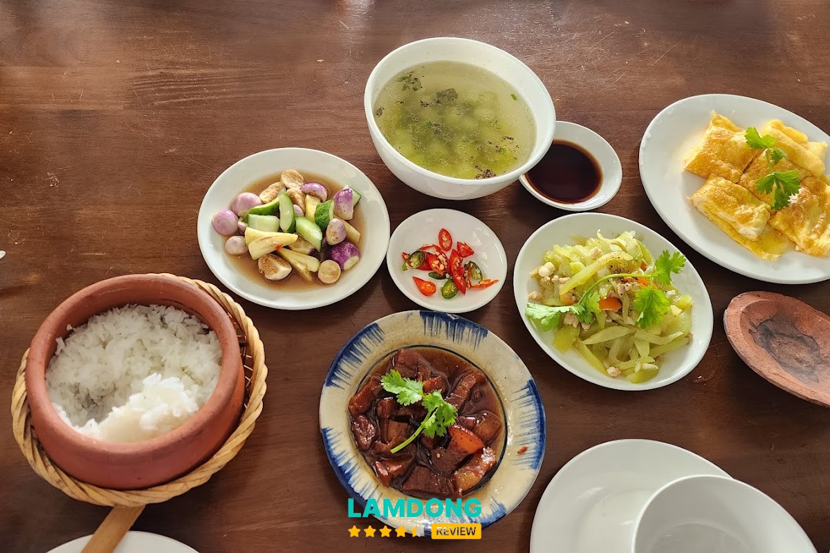 Món cơm niêu tại Hương Gạo
