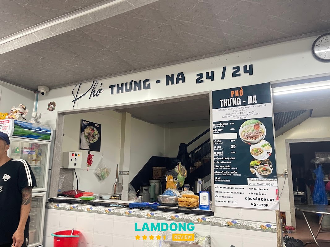 Không gian Quán Phở Thưng -Na