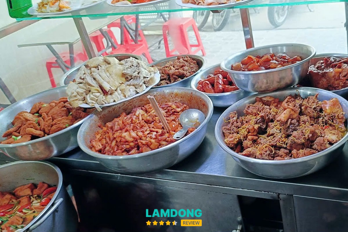 Món ăn tại Quán cơm Minh Hiền