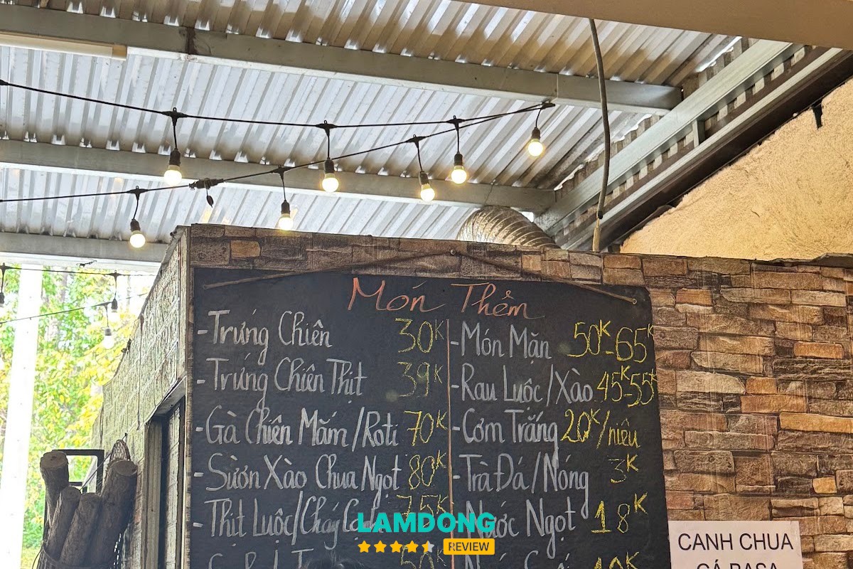 Mâm cơm gia đình tại Bếp Củi