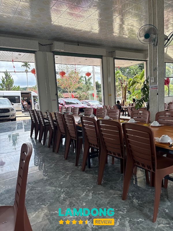 Khu vực ăn uống tại Cơm Niêu Minh Nhật