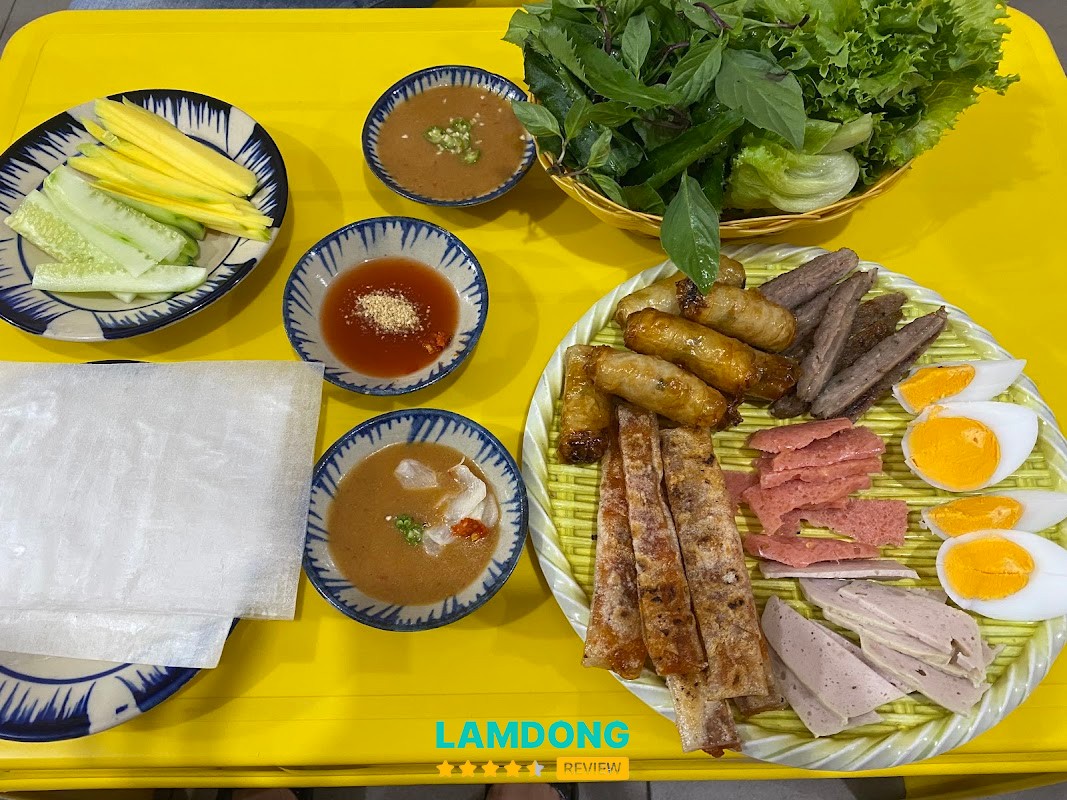 Không gian Chả Cuốn Cá Trích Cô Hường
