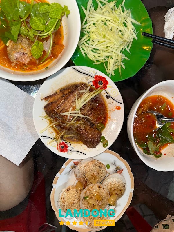 Không gian Bánh căn, bánh xèo Bảy