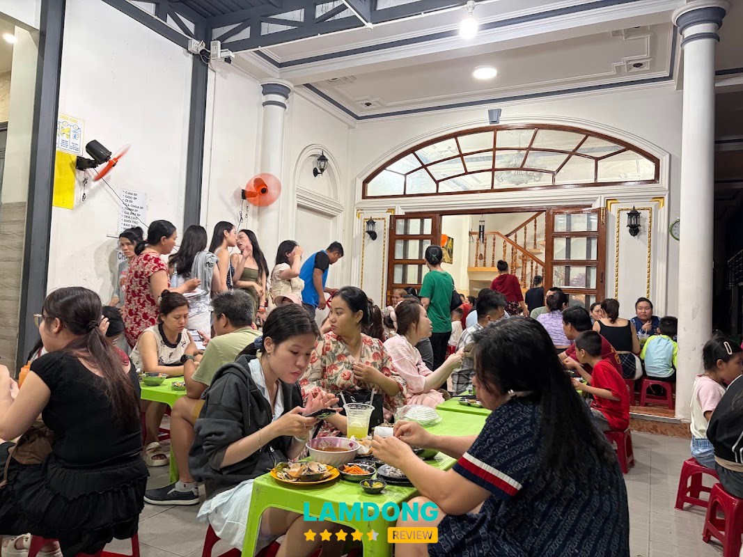 Không gian Răng Mực Loan