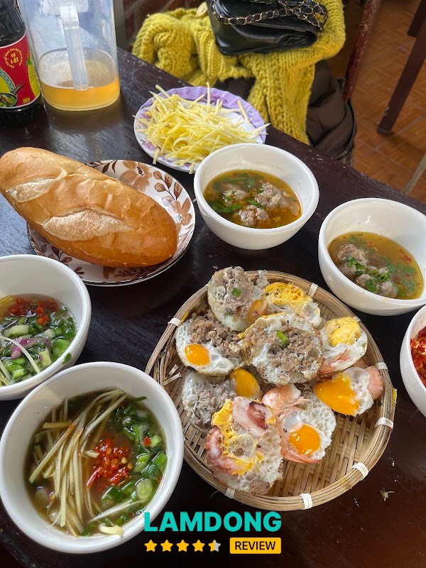 Không gian Bánh Căn Cô Thương