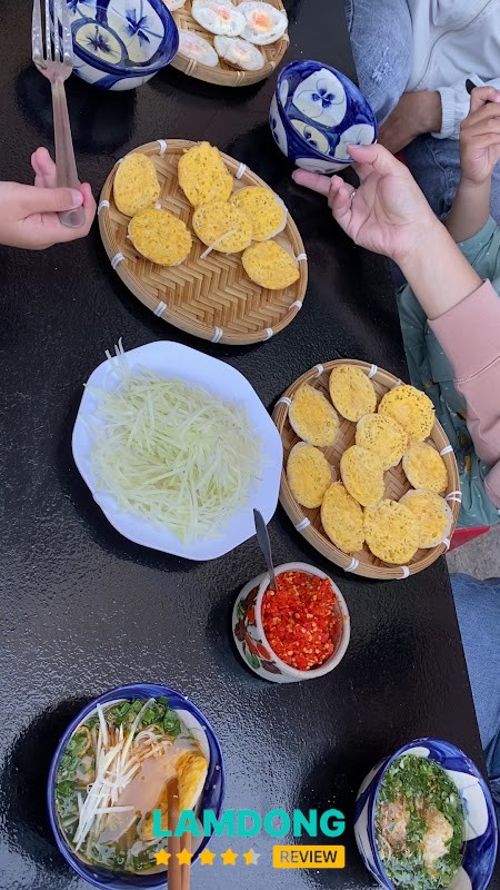 Trải nghiệm tại Bánh Căn Chung Cư C2