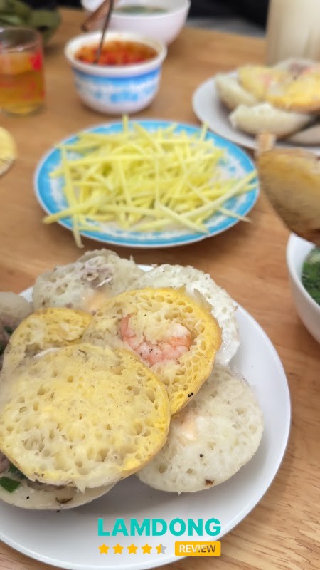 Không gian Bánh căn Lệ