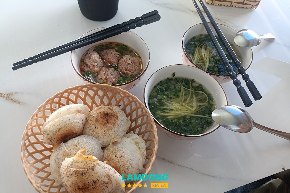 Menu Bánh căn Bà Hai tại Đà Lạt