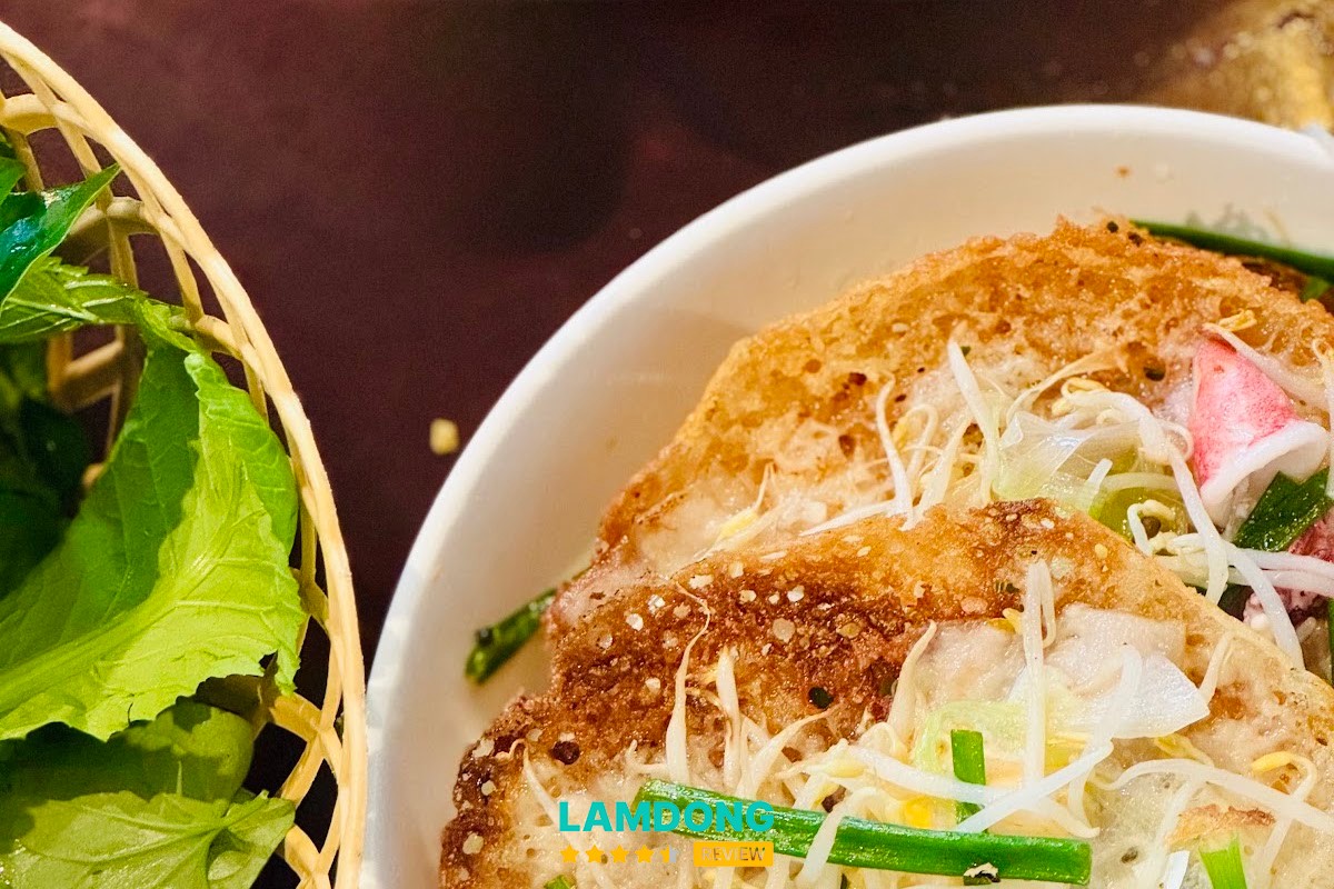 Không gian quán bánh canh hẹ Phú Yên