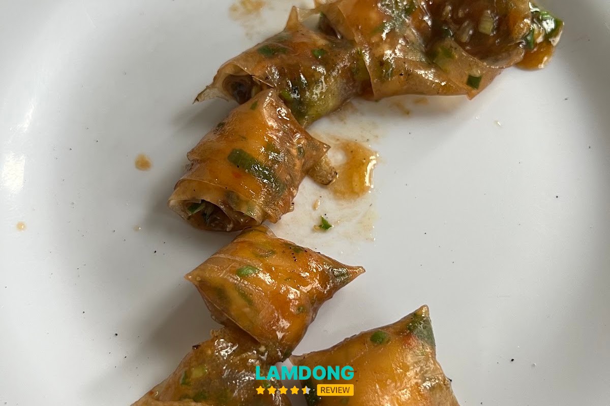 Không gian ăn bánh tráng Dì Đinh