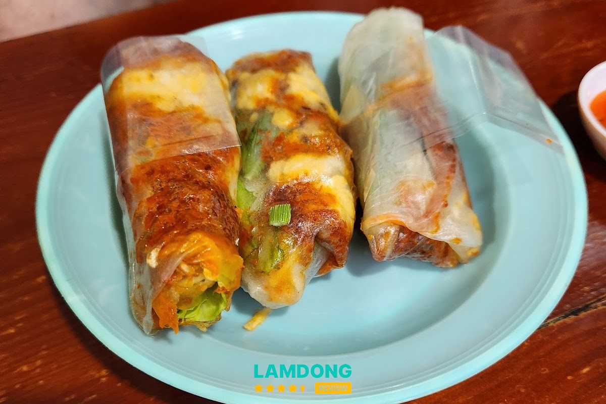 Bánh tráng nhiều topping tại Cô Hoa