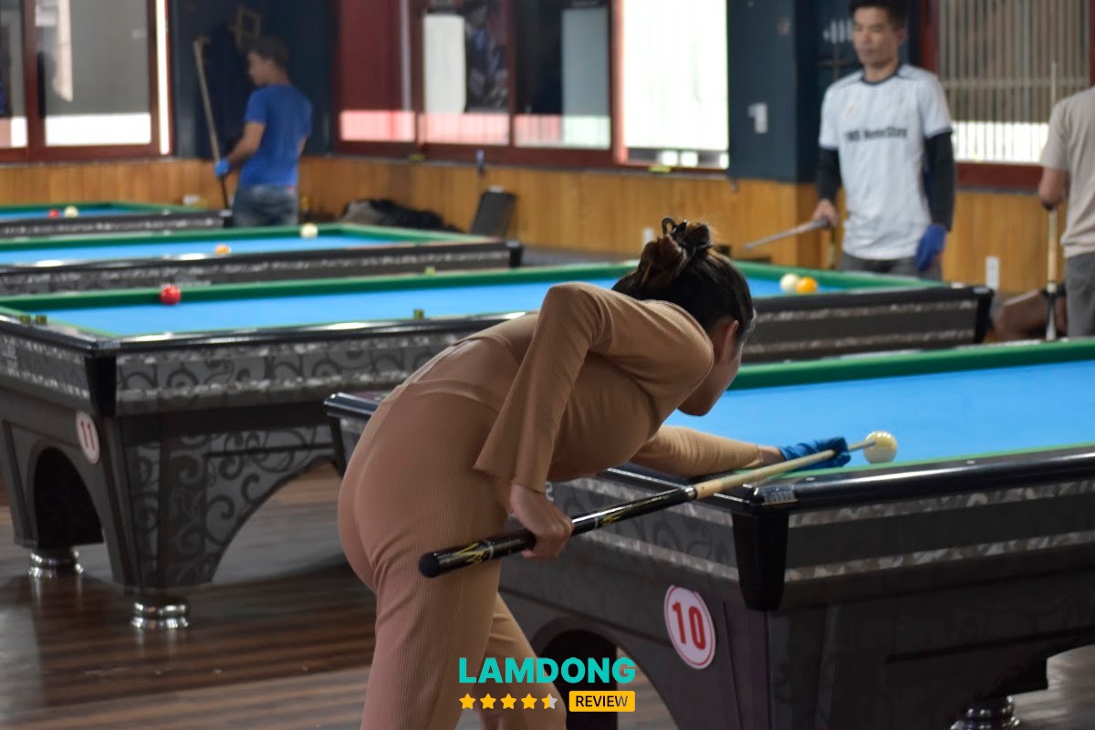 BILLIARDS BÌNH DECAL CLUB – không gian và bàn chơi