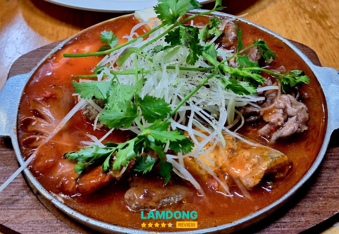 Bánh Mì Chảo Bò Né HKT – không gian quán nhỏ