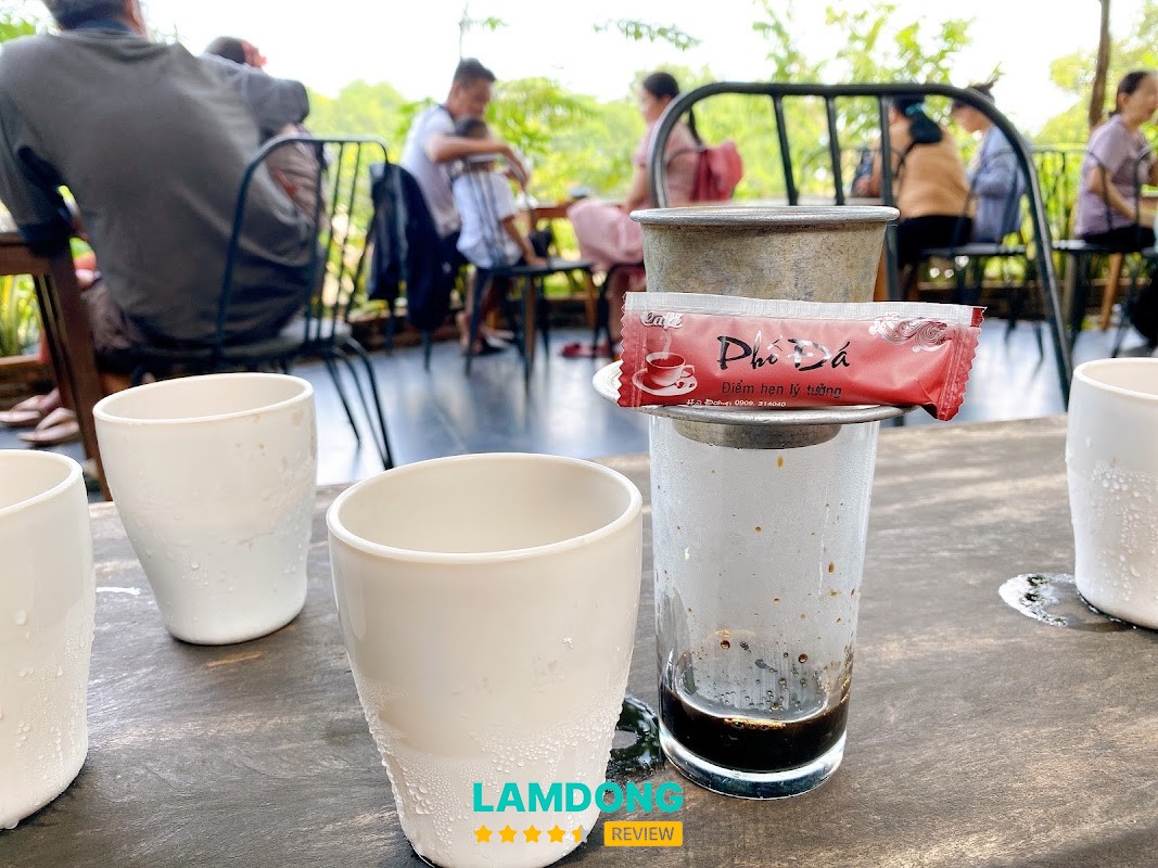 Cà Phê Phố Đá – không gian ven nước