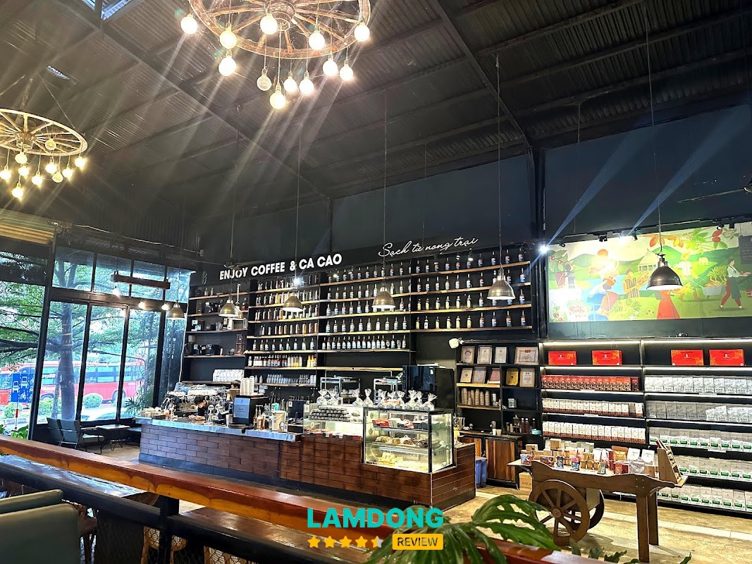 Enjoy Factory Coffee - không gian rộng