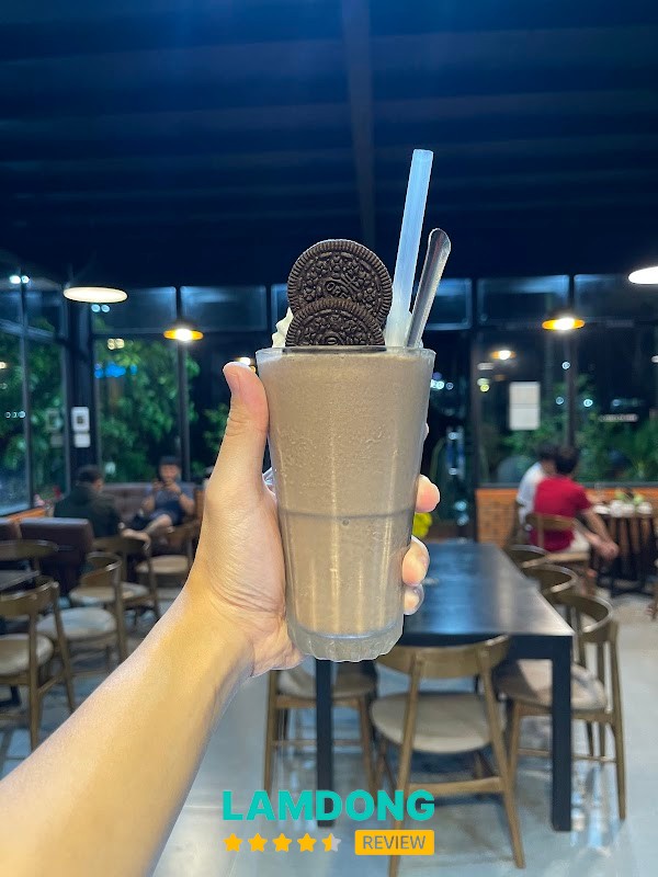 Hi Coffee - không gian rộng thoáng