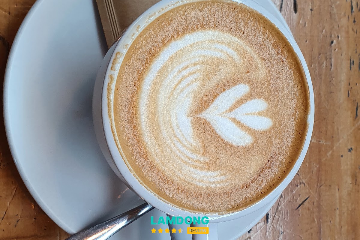 Khu vực ngồi tại Là Việt Coffee