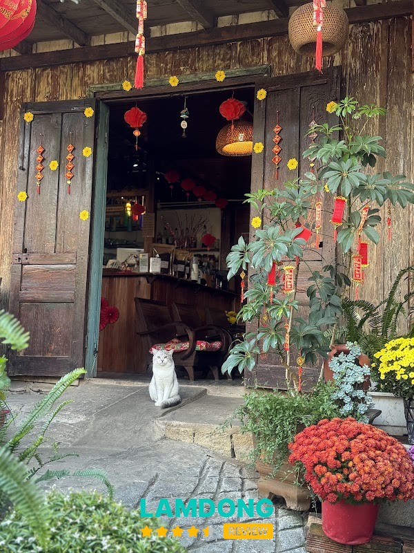 Thềm Nhà Có Hoa tại Đà Lạt