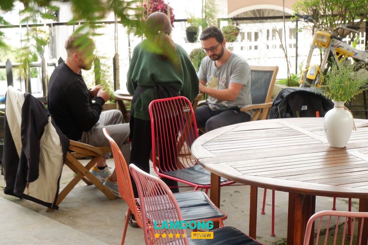 Moto Laurie Cafe Bistro tại Đà Lạt