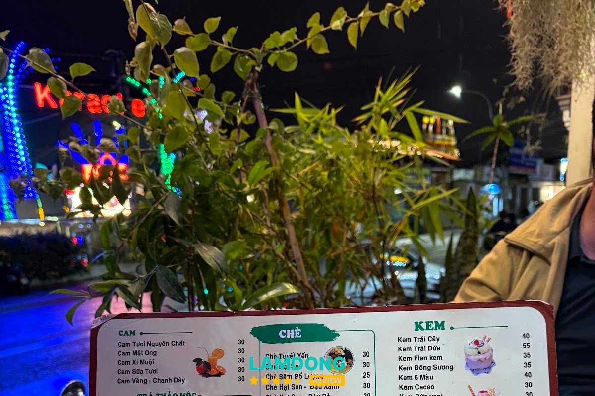 Các lựa chọn đồ uống và món ngọt tại Cafe 26