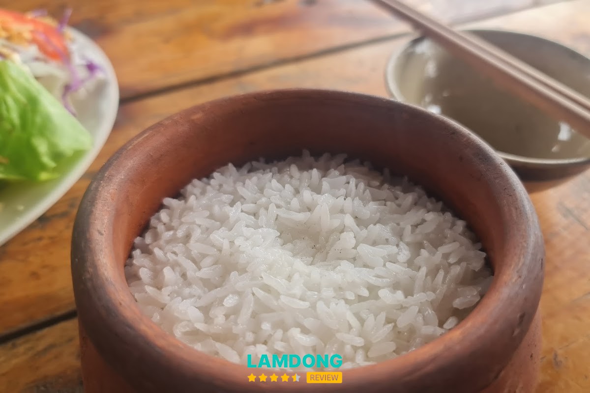 Mâm cơm tại Cơm Niêu Ba Mẹ Con