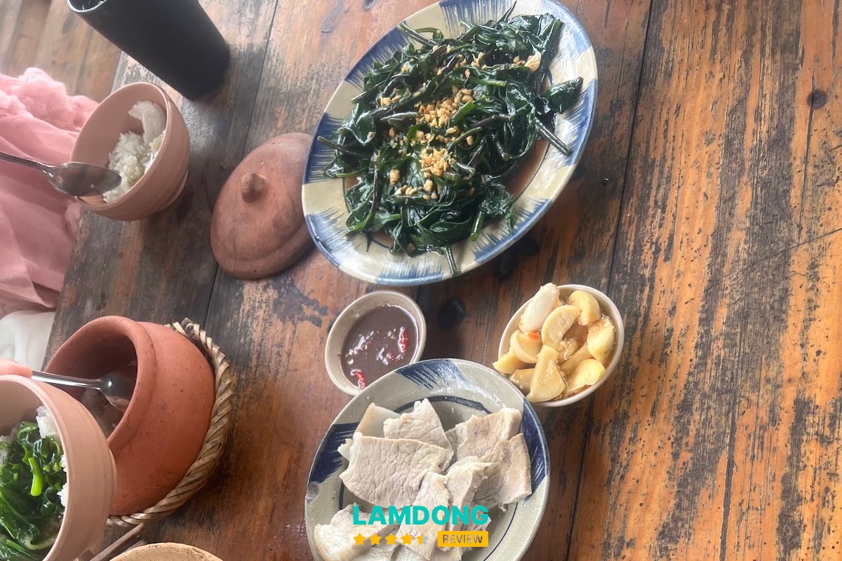 Không gian Cơm Niêu Ba Mẹ Con