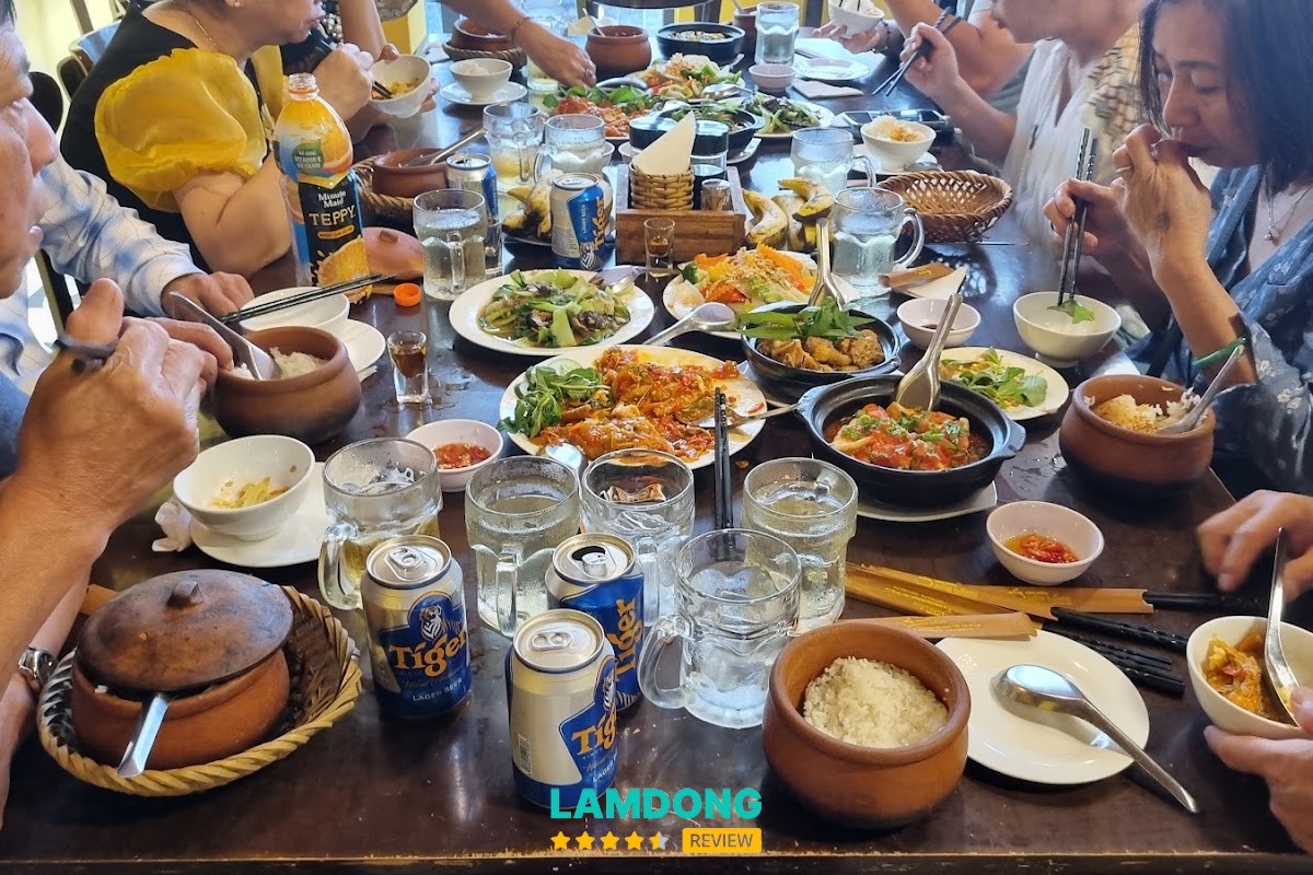 Không gian Cơm Niêu Đèn Lồng